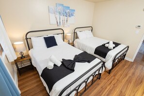 2 bedrooms, iron/ironing board, travel crib, WiFi - Family and pet-friendly, 2 Bedroom, 2 Bath, private townhome with wood-burning fireplace and jacuzzi tub (East Stroudsburg)