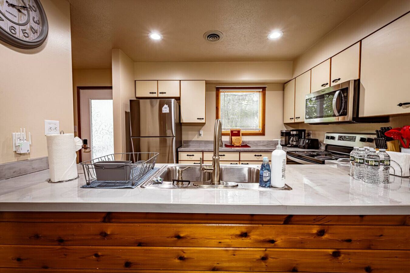 冷蔵庫、電子レンジ、オーブン、コンロ