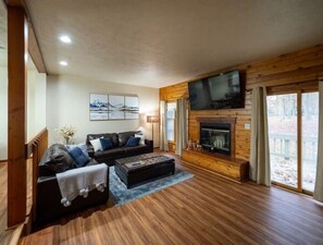 Una Smart TV, una chimenea