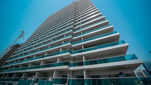 Ein Hochhaus mit mehreren Balkonen und modernem architektonischen Design.