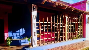 Vista frontal de la propiedad