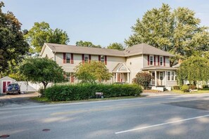 Exterior - Waterfront house near the Niagara Falls/ Outlet Mall/ Plaza/ Bills Stadium (Tonawanda)