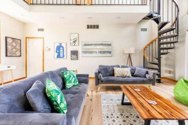 Smart TV, fireplace - Waterfront Pool Retreat Near Niagara Falls & Buffalo Bills (Tonawanda)