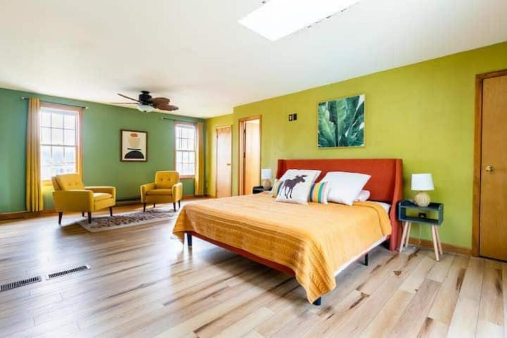 3 sovrum, skrivbord, strykjärn/strykbräda och resesäng