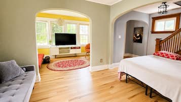 3 Schlafzimmer, Schreibtisch, Bügeleisen/Bügelbrett, Reisekinderbett