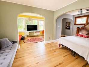 3 chambres, bureau, fer et planche à repasser, lit de bébé portatif