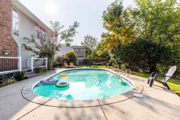 Outdoor pool - Waterfront house near the Niagara Falls/ Outlet Mall/ Plaza/ Bills Stadium (Tonawanda)