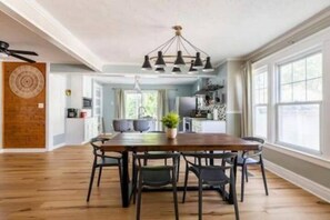 Dining - Waterfront house near the Niagara Falls/ Outlet Mall/ Plaza/ Bills Stadium (Tonawanda)