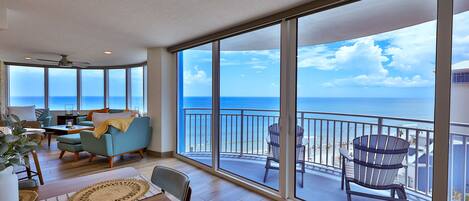 スマートテレビ、暖炉、卓球台