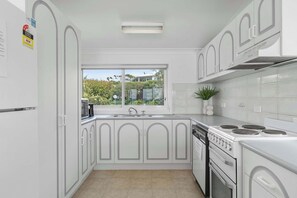 Réfrigérateur, micro-ondes, plaque de cuisson, lave-vaisselle