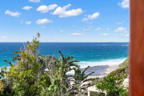 بالقرب من الشاطئ