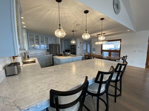 Fridge, microwave, oven, stovetop - 6 bed 3 bath house surrounded by 9 acres of vines w/pool, jacuzzi, & fire pit. (Paso Robles)