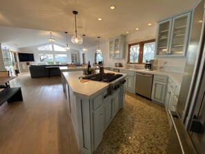 Fridge, microwave, oven, stovetop - 6 bed 3 bath house surrounded by 9 acres of vines w/pool, jacuzzi, & fire pit. (Paso Robles)