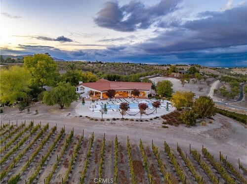 6 bed 3 bath house surrounded by 10 acres of vines w pool, jacuzzi, & fire pit.