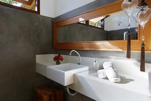 Dusche, Handtücher, Seife, Shampoo