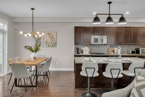 Dining - Luxurious and Beautiful House (Ottawa)