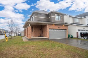 Exterior - Luxurious and Beautiful House (Ottawa)