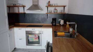 Réfrigérateur, four, lave-vaisselle, cafetière/bouilloire