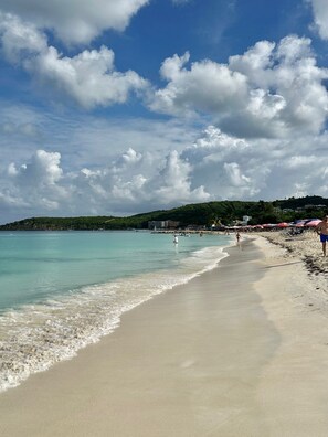 Chaises longues, serviettes de plage