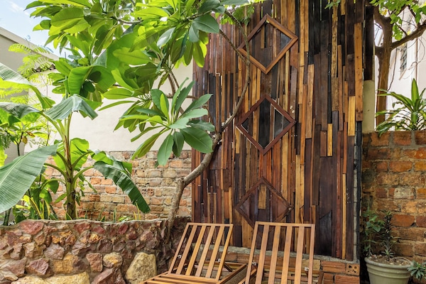 Utendørsbasseng, bassengparasoller og solsenger