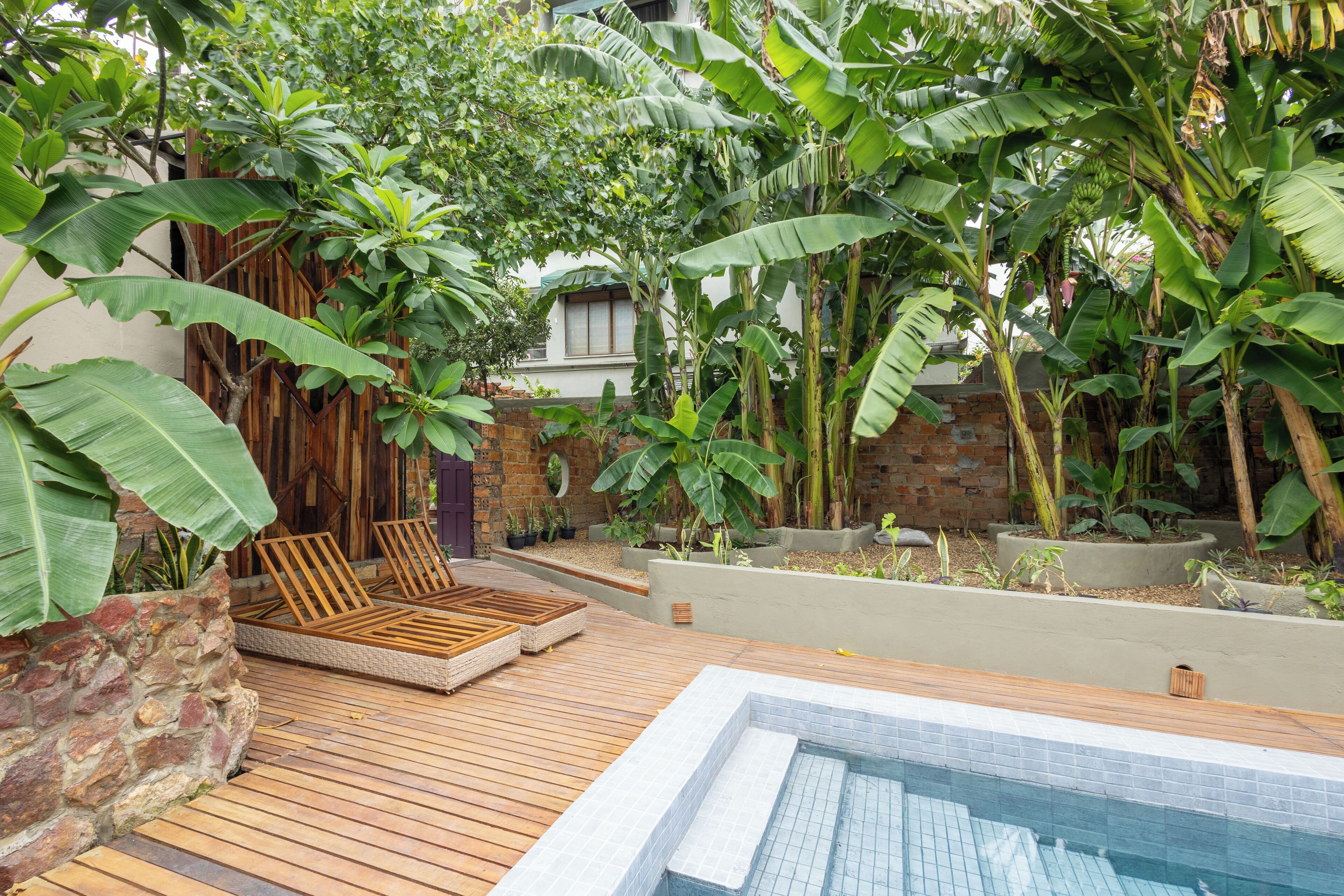 Piscina externa, guarda-sóis, espreguiçadeiras
