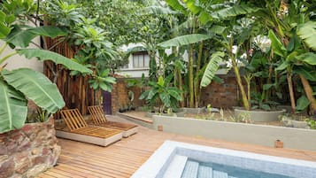 Piscina externa, guarda-sóis, espreguiçadeiras