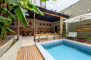 屋外プール、プール パラソル、サンラウンジャー