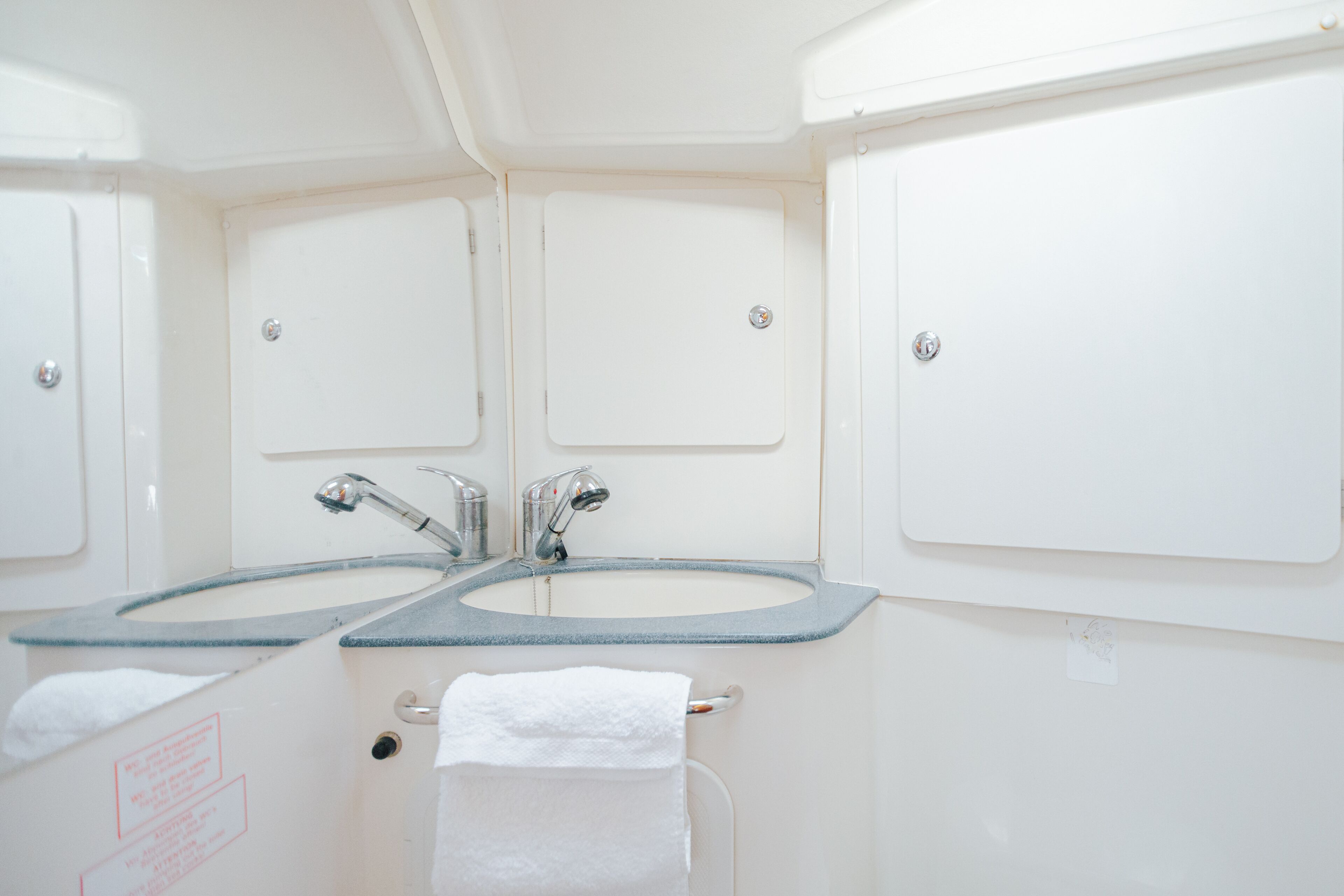 Toalhas de banho, sabonete, shampoo, papel higiênico