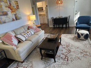 Smart TV - Main level 1 bedroom condo within walking distance to Village District!  (Raleigh)