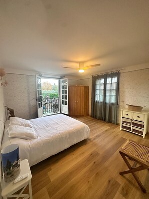 4 bedrooms, WiFi, bed sheets, wheelchair access