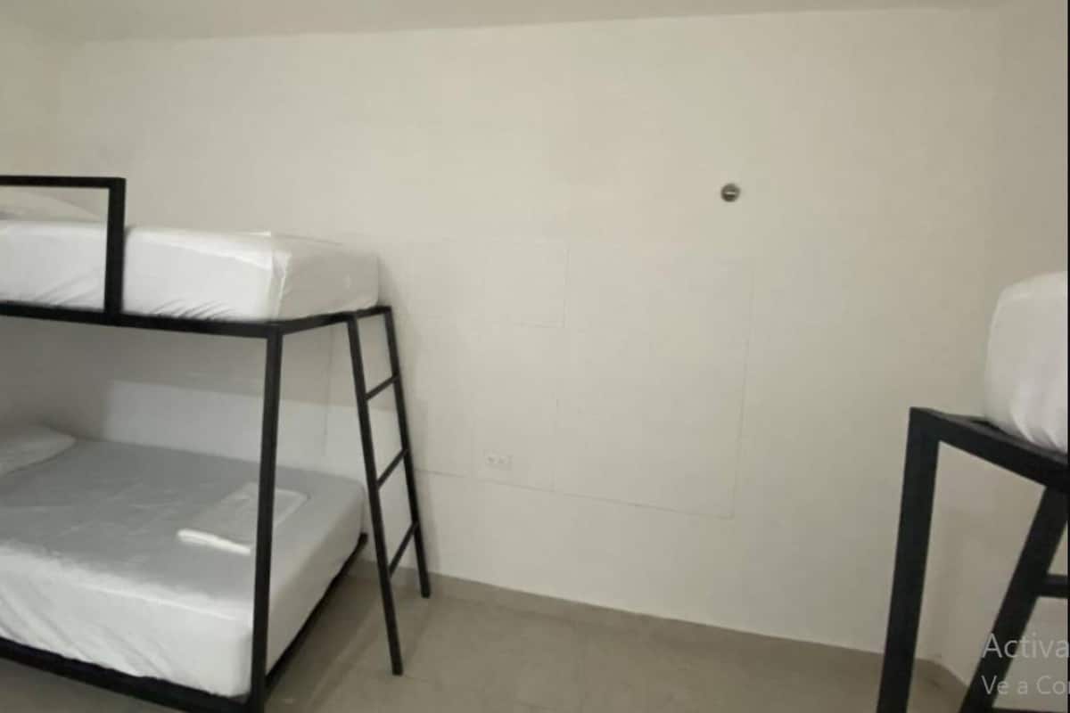 1 dormitori, espai de treball apte per a portàtils i wifi gratuïta