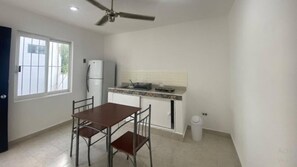 Frigorífico grande, microondas en la zona común y licuadora