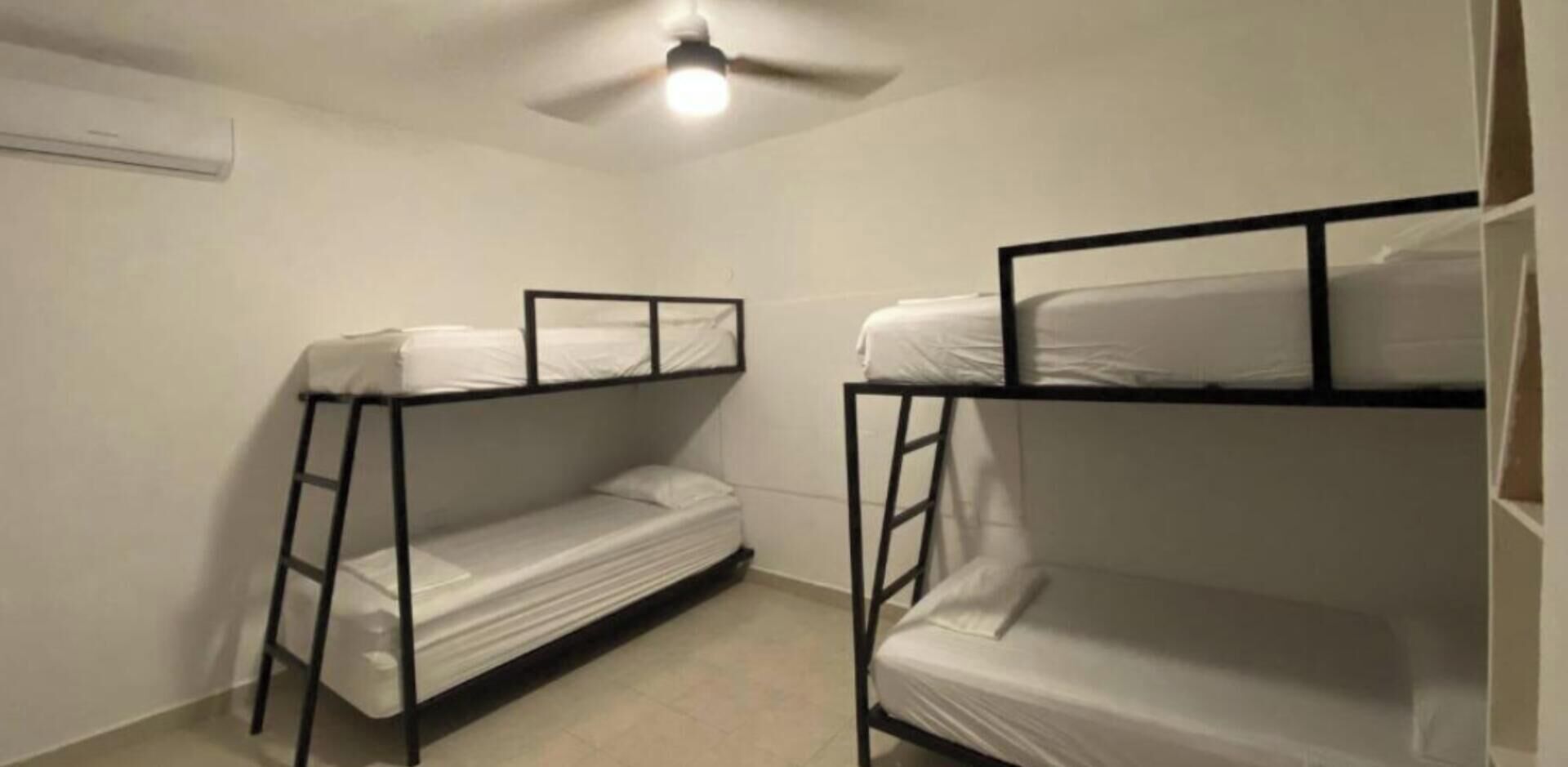 Espai de treball apte per a portàtils, wifi gratuïta i roba de llit 