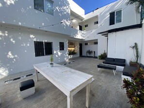 Luxury Shared Dormitory Habitacion femenina | Laptop workspace, free WiFi, bed sheets