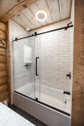 Hair dryer, towels, soap, shampoo - The Birchwood Cabin - Stunning Mountain Views (Sunderland)
