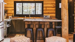 Private kitchen - The Birchwood Cabin - Stunning Mountain Views (Sunderland)