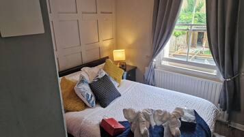 Iron/ironing board, free WiFi, bed sheets