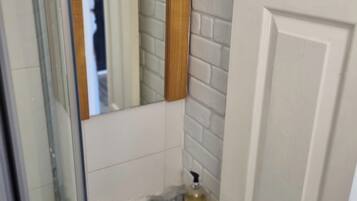 Estudi | Bany | Dutxa, assecador de cabells i tovalloles