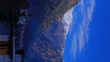 Toalhas de banho, sabonete, papel higiênico