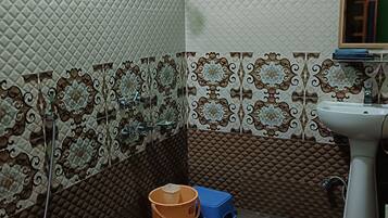 Toalhas de banho, sabonete, papel higiênico