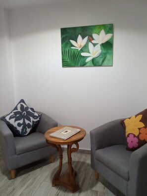 Interior - Logement en bas de Villa, au Milieu de la Végétation, Avec Belles Vues (PUNAAUIA)