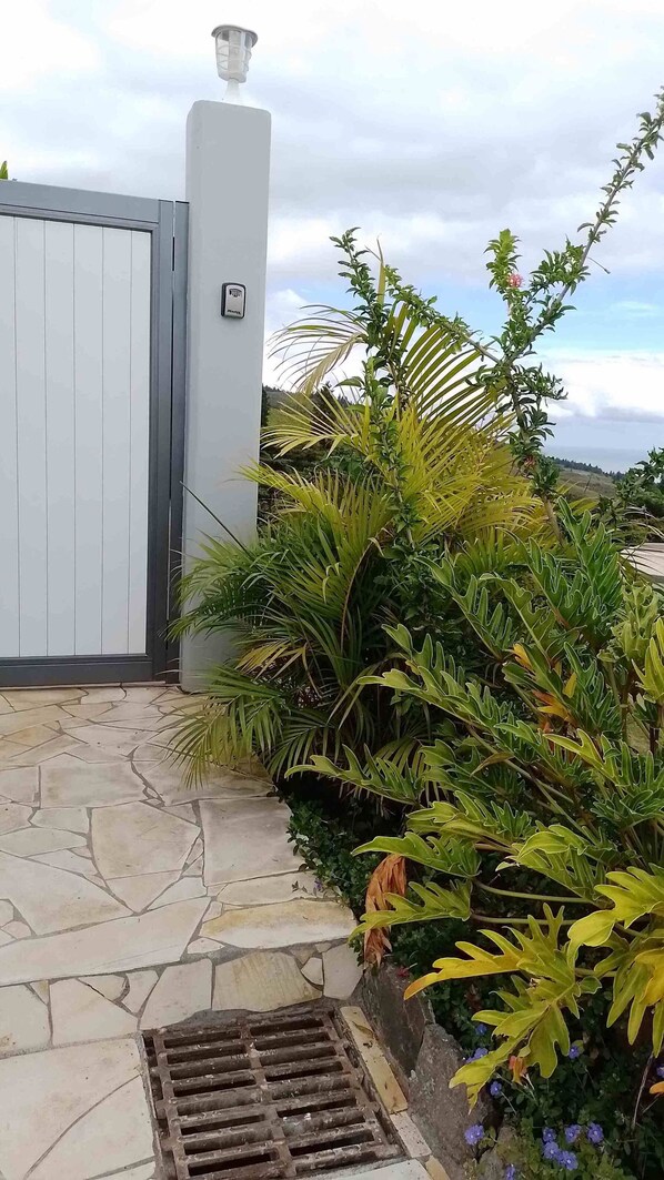 Exterior detail - Logement en bas de Villa, au Milieu de la Végétation, Avec Belles Vues (PUNAAUIA)