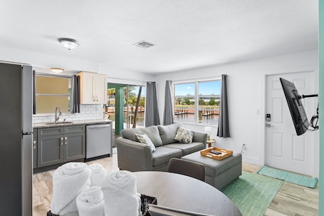 Smart TV. Off the charts Inn - Double Efficiency Room