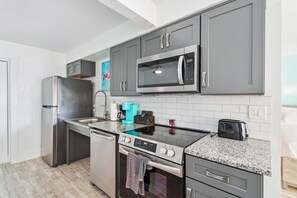 Refrigerador, microondas y lavavajillas