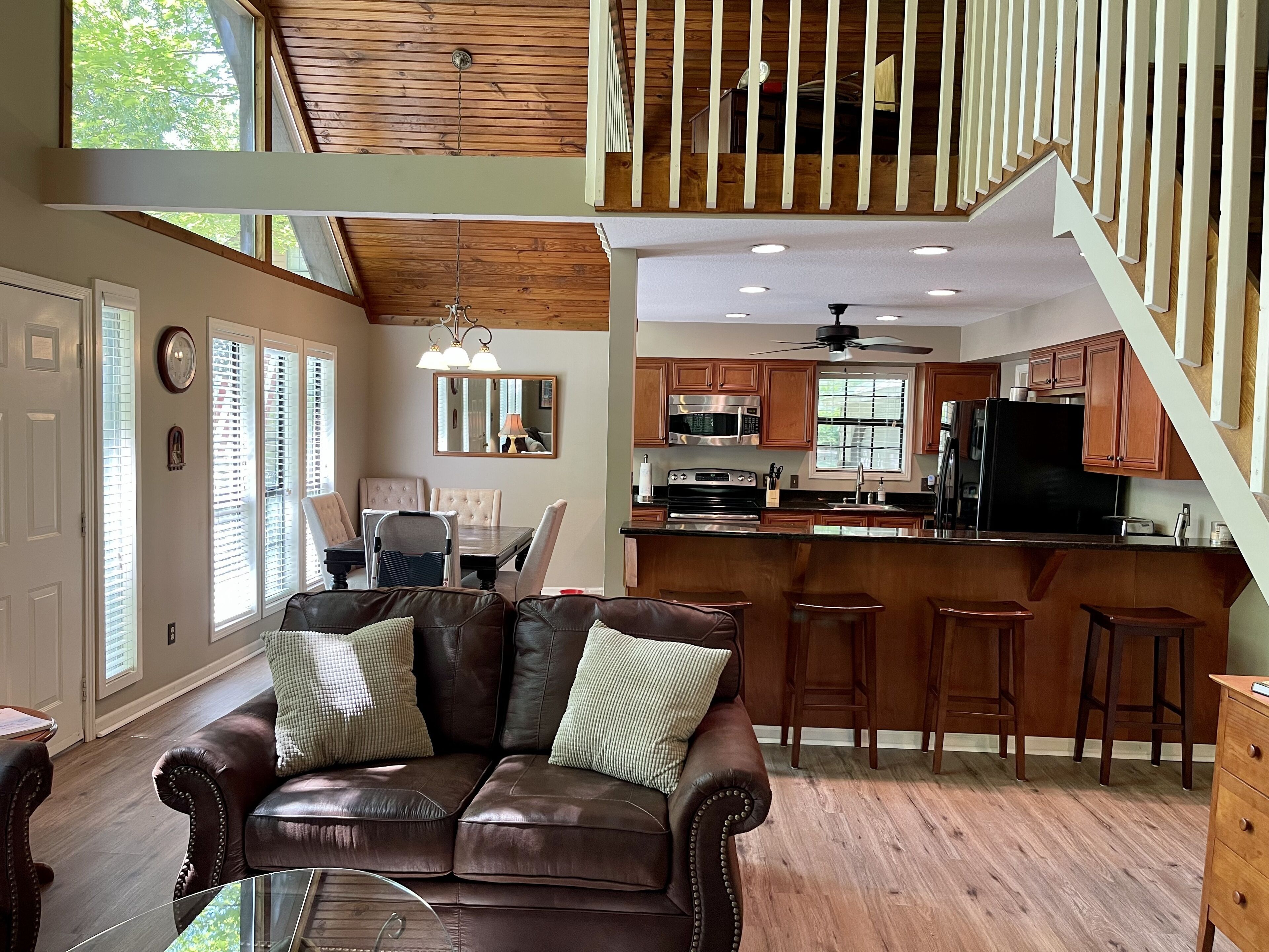 Smart TV, chimenea y oficina 