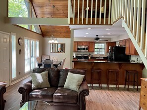 Smart TV, fireplace, offices - Blade Bay - Beautiful Remodeled cabin, close to everything, pet friendly! 
 (Counce)