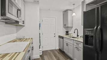 雪櫃、微波爐、焗爐、爐具