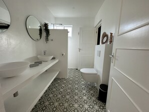 Dusj, hårføner, håndklær og såpe