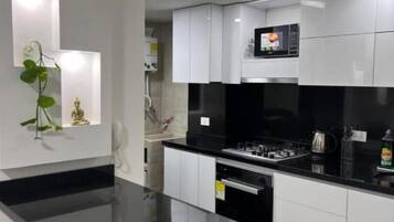 Frigorífic, microones, forn i placa de cuina