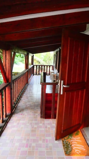 Interior - Studio Tropical Jungle-Vue sur Mer/Pied dans l'eau (Libreville)